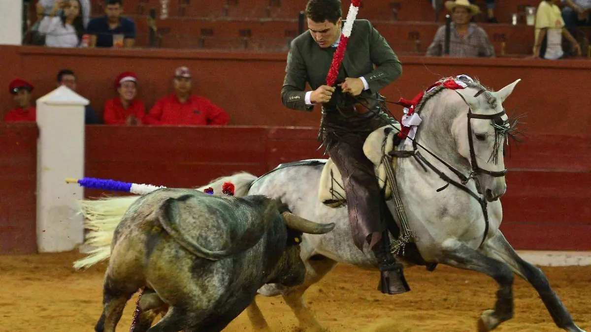 Segundo festejo del serial taurino de Feria en la Plaza de Toros El Paseo  (8)