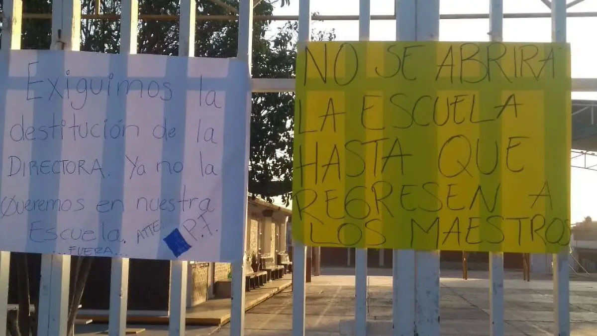 padres de familia se manifestan contra directora de la Carlos Amador