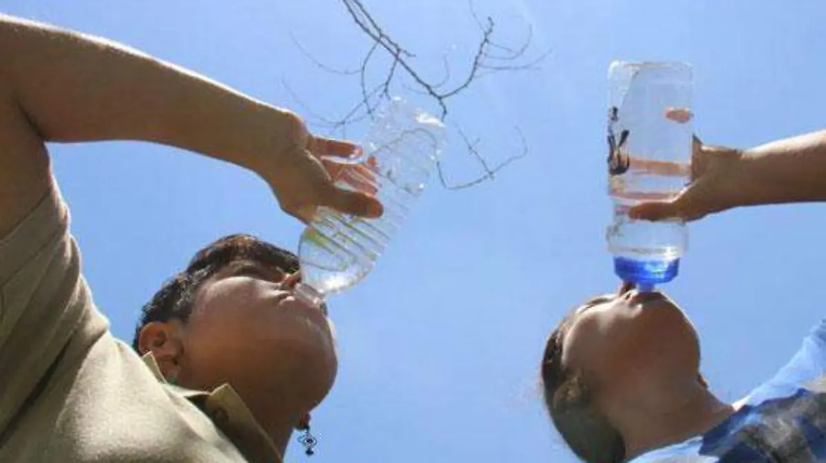 Recomiendan tomar agua en