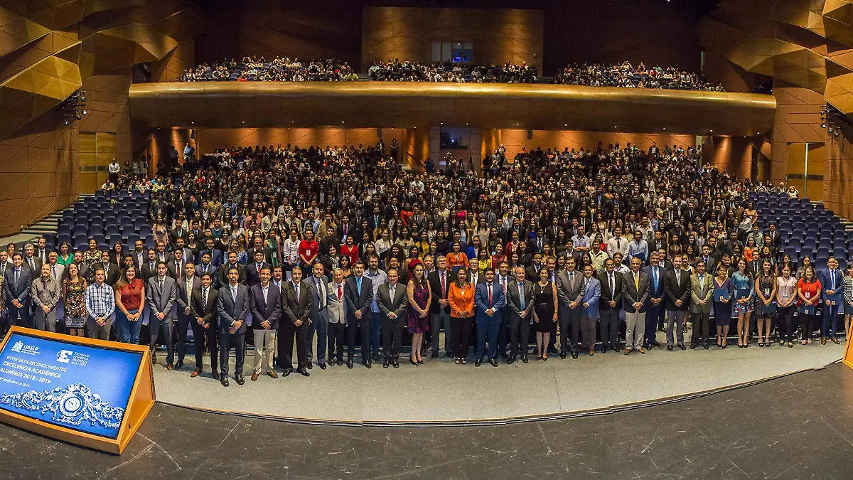ENTREGA DE RECONOCIMIENTOS A ALUMNOS DE EXCELENCIA UASL7413 (3)
