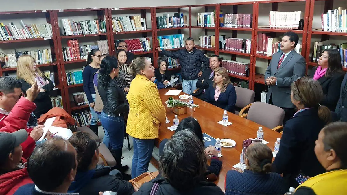 Diputados y activistas
