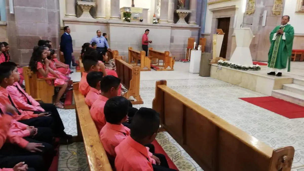 niños ceremonia graduación
