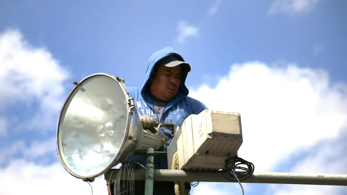 trabajando en alumbrado