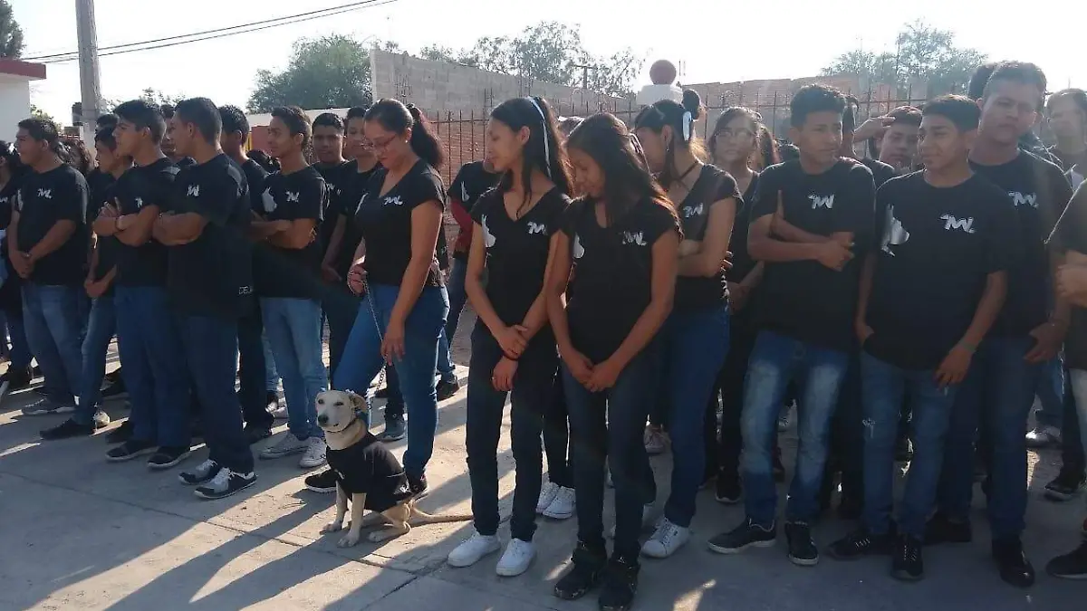 Preparatoria Tomás Miranda adopta perra Miranda (4)