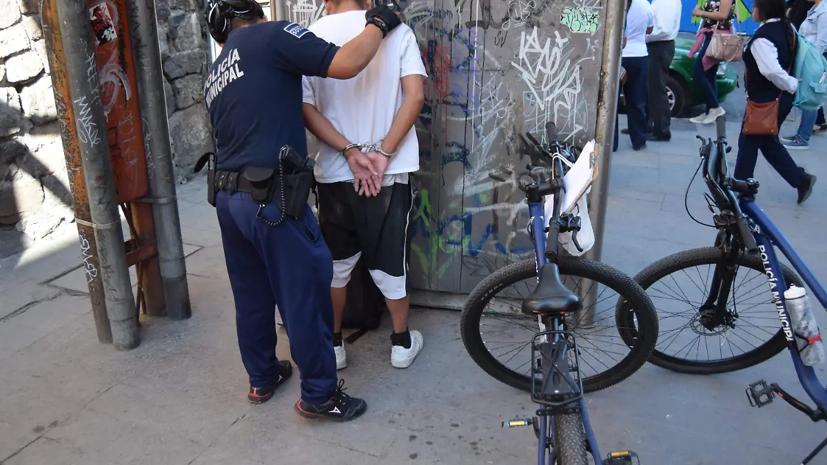 policia municipal detiene a presunto asaltante a un costado del teatro de la paz (1)