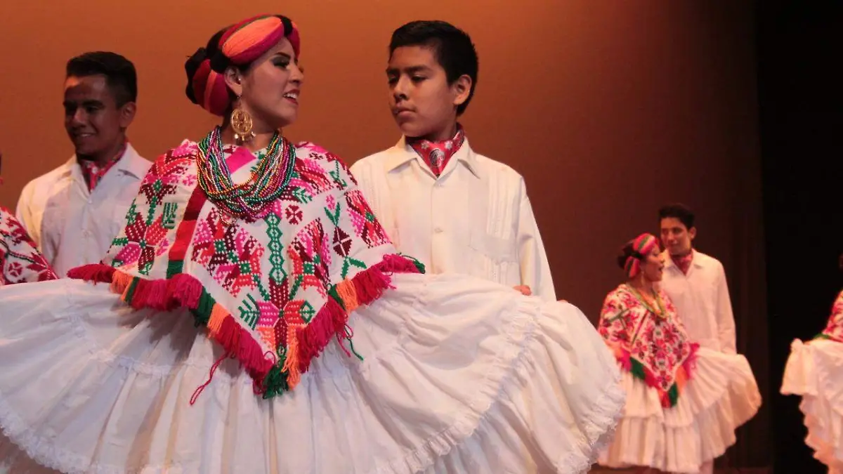 Danza Folklórica (2)