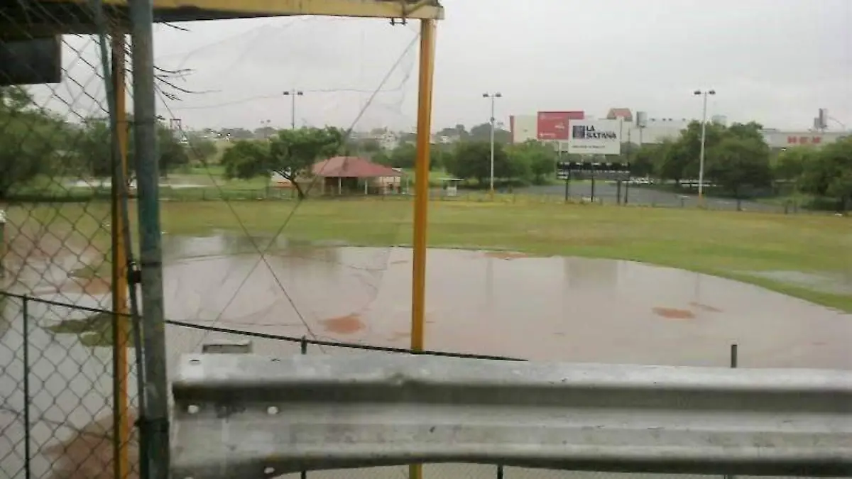 campos deportivos inundados