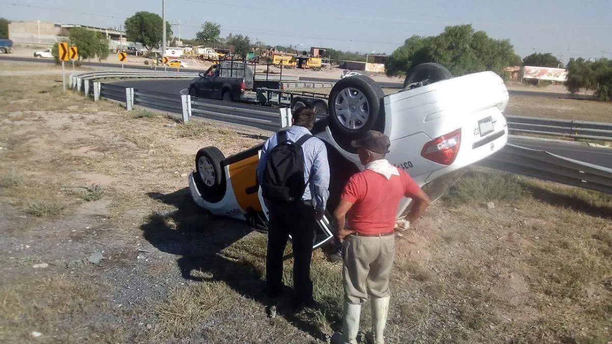 Vuelca taxi del aeropuerto de SLP