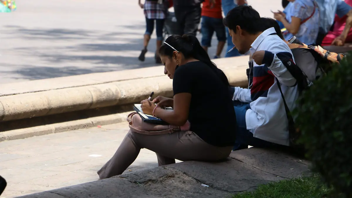 JOVENES BUSCAN EMPLEO