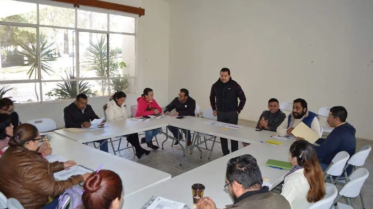 Funcionarios entregan