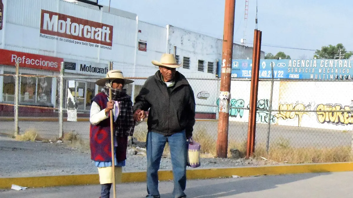 adultos mayores cruzando la calle