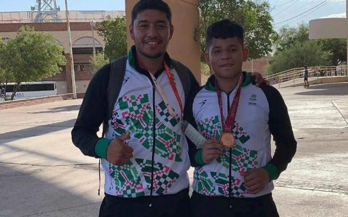Orlando Reyna Cano y entrenador