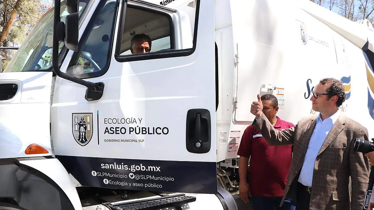 ENTREGA DE CAMIONES RECOLECTORES D BASURA A DELEGACIONES 2