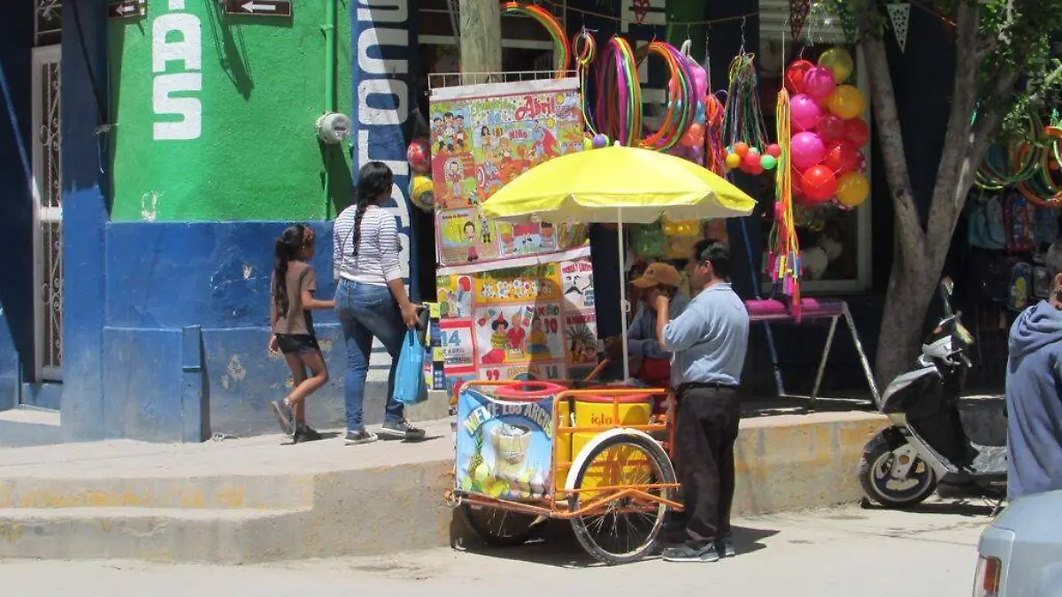 Con el calor incrementan los  vendedores de nieve en la ciudad