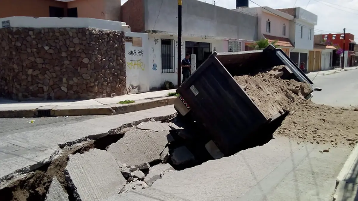Camión-cae-en-Socavón-2