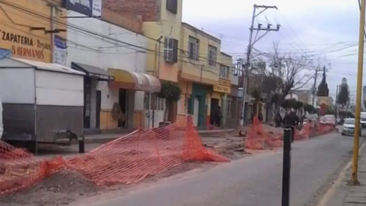 eposición-de-drenaje-colapsado-en-la-calle-Hidalgo