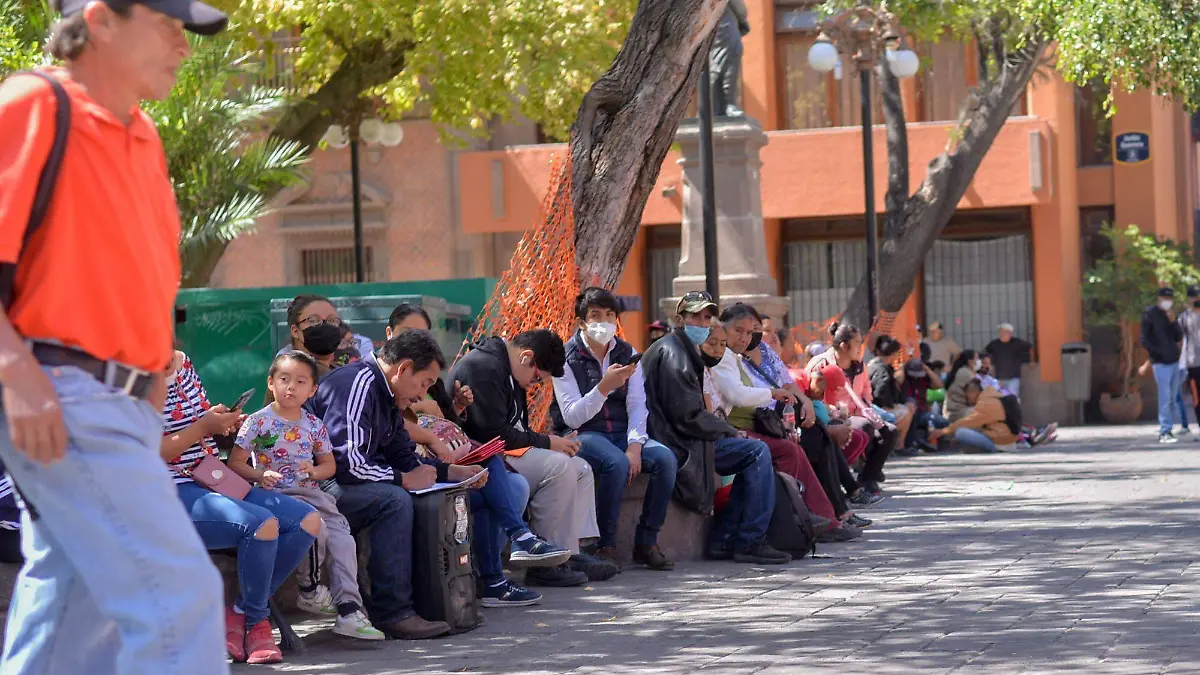 MULTITUD EN PLAZAS