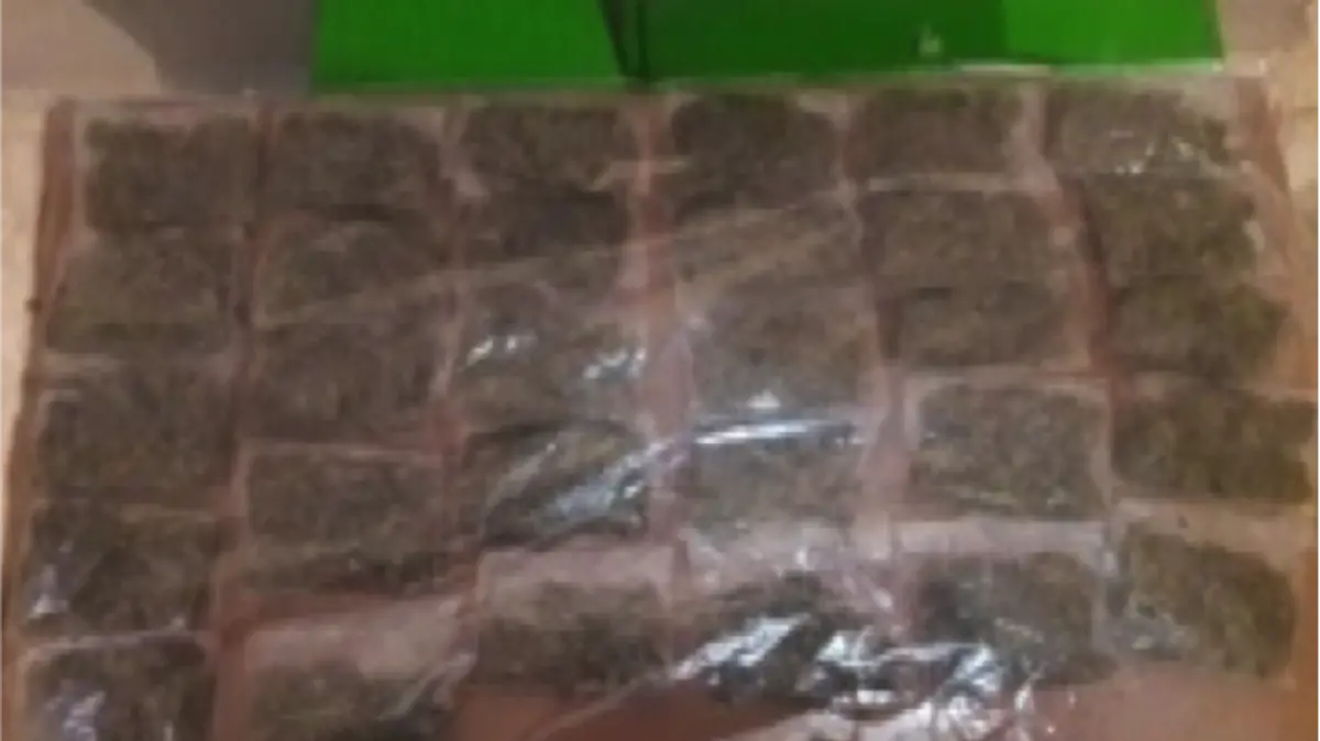 03 SUJETO ES DETENIDO CON 30 DOSIS DE DROGA, PORTACIÓN DE ARMA PROHIBIDA Y AMENAZAS 1