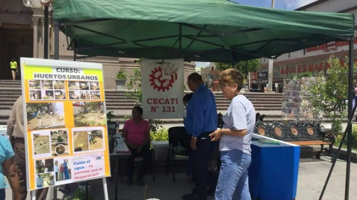Realizan exposicion en la Plaza  Juarez alumnos del CECATI 131