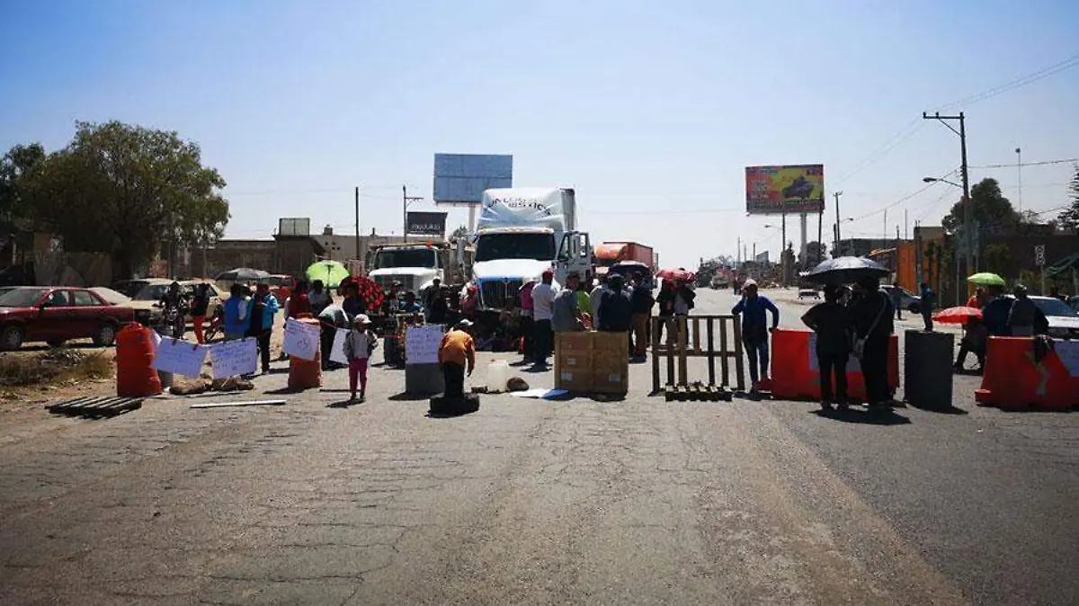 Bloqueo-vecinos-falta-de-agua-cañada-del-lobo