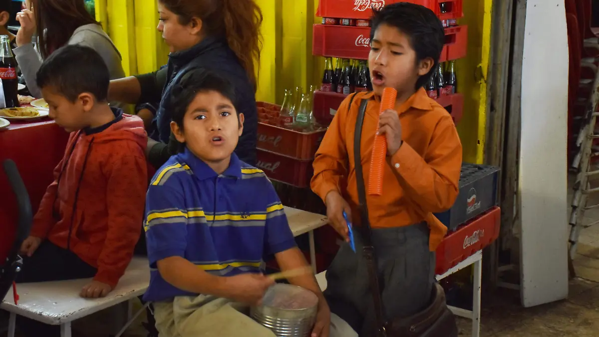 NIÑOS TRABAJANDO  (4)