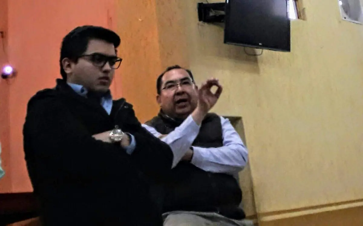 der. Iván Sandoval Armas, izq. su hijo... en el salon comunal de San Juan de Guadalupe presuntamente amenzando a comuneros
