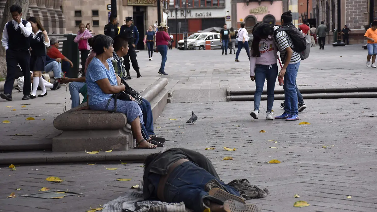 novios e indigente misma escena