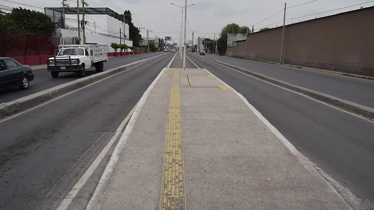 zona-de-metrobus-en-av-industrias-DE