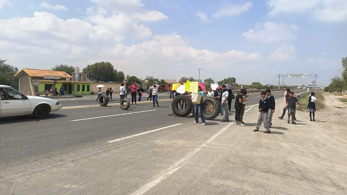 Protestan en la 57 por falta de maestros (5)