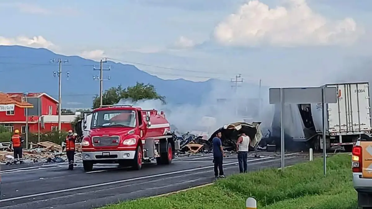 Dos tráileres chocaron en la 57 (4).jpg