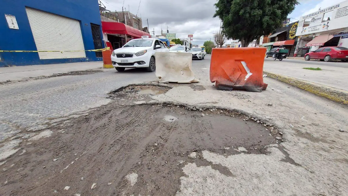 Baches en la calle prolongación Juárez (1)