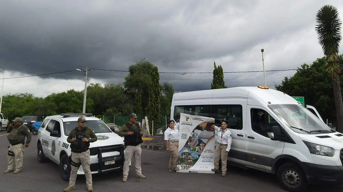 Guardia Civil escolta a caravanas de paisanos (1)