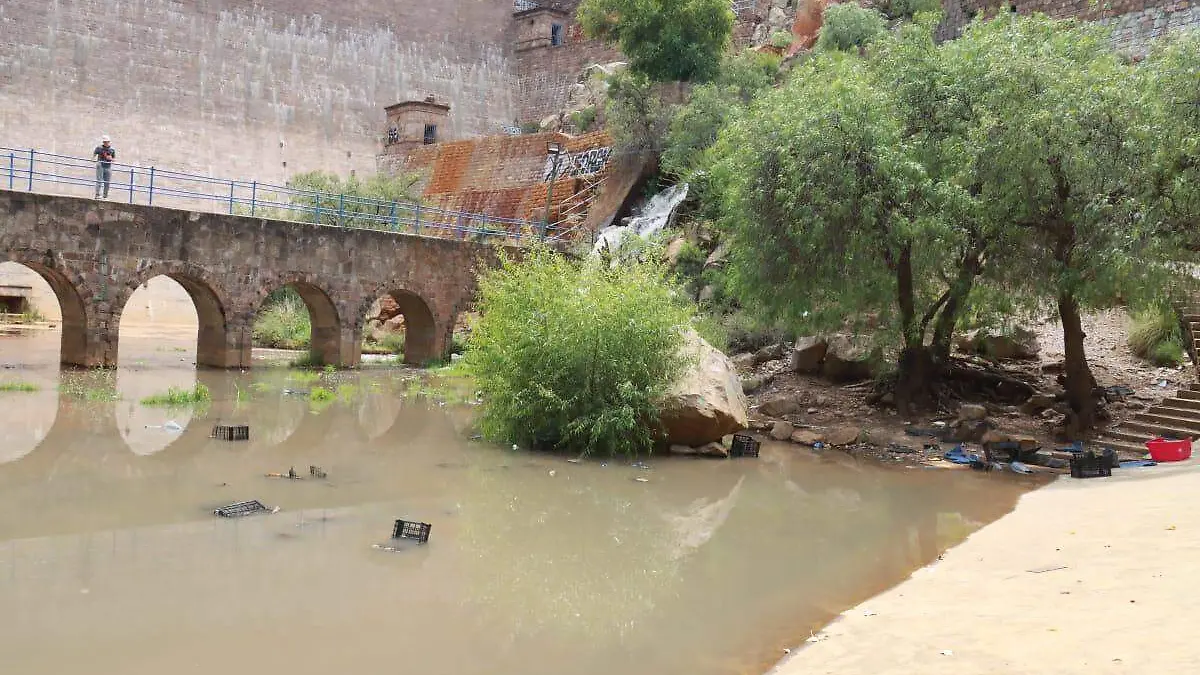 Desfogue de la presa San José  (1)