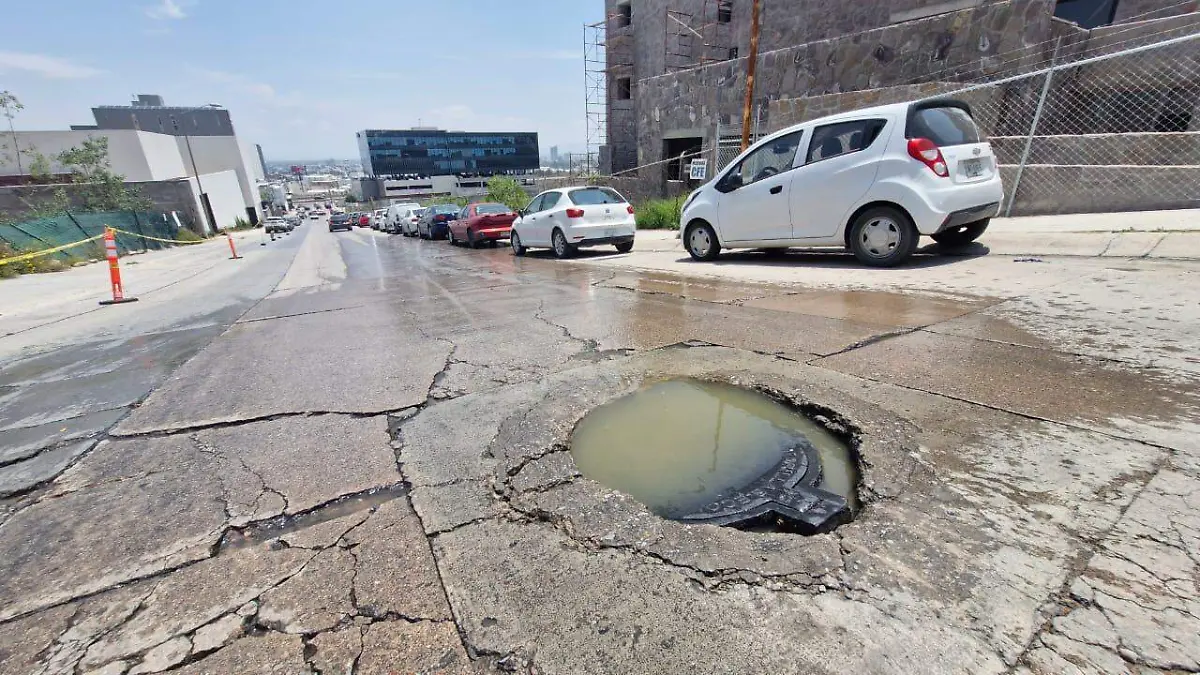 encharcamiento de aguas negras frente al Hospital Lomas.jpg