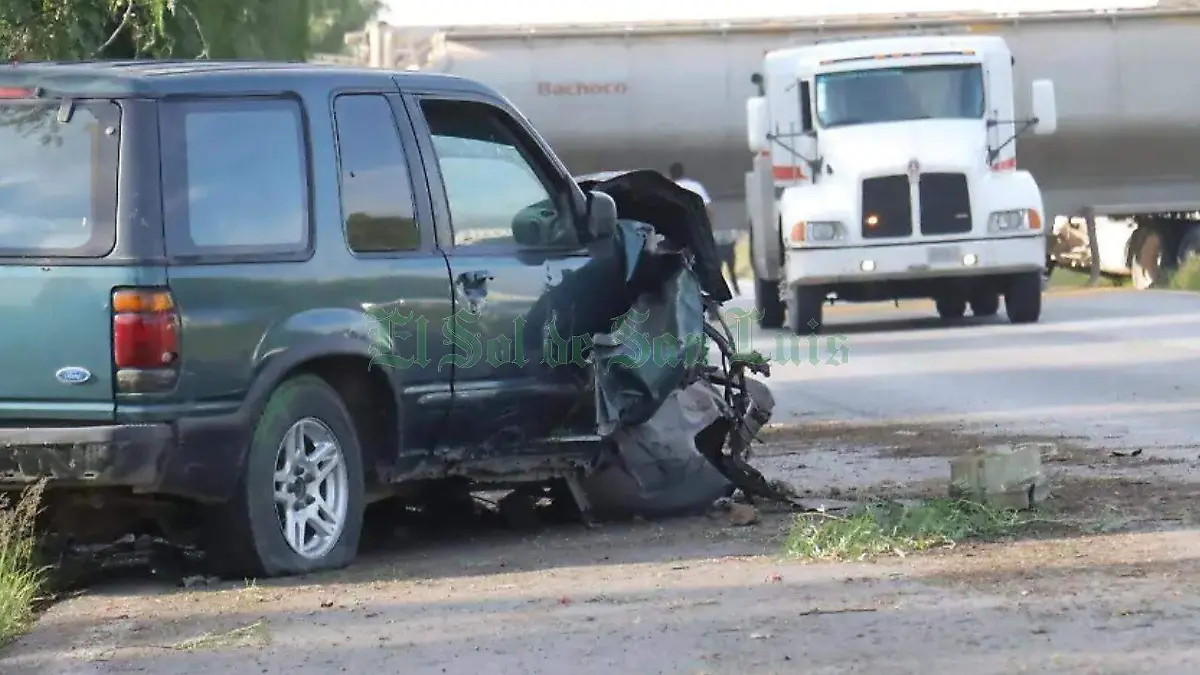 choque entre camioneta y un tráiler (5)