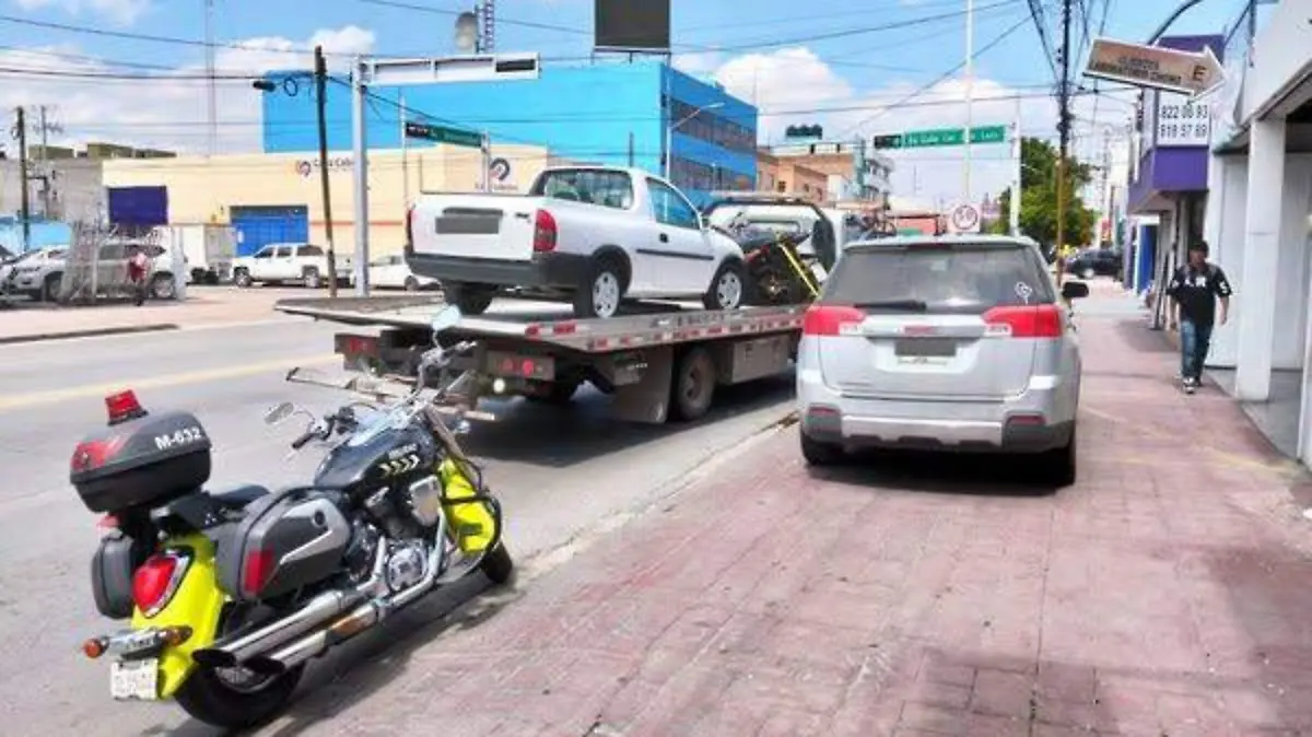 retiraron autos estacionados en banquetas (1)