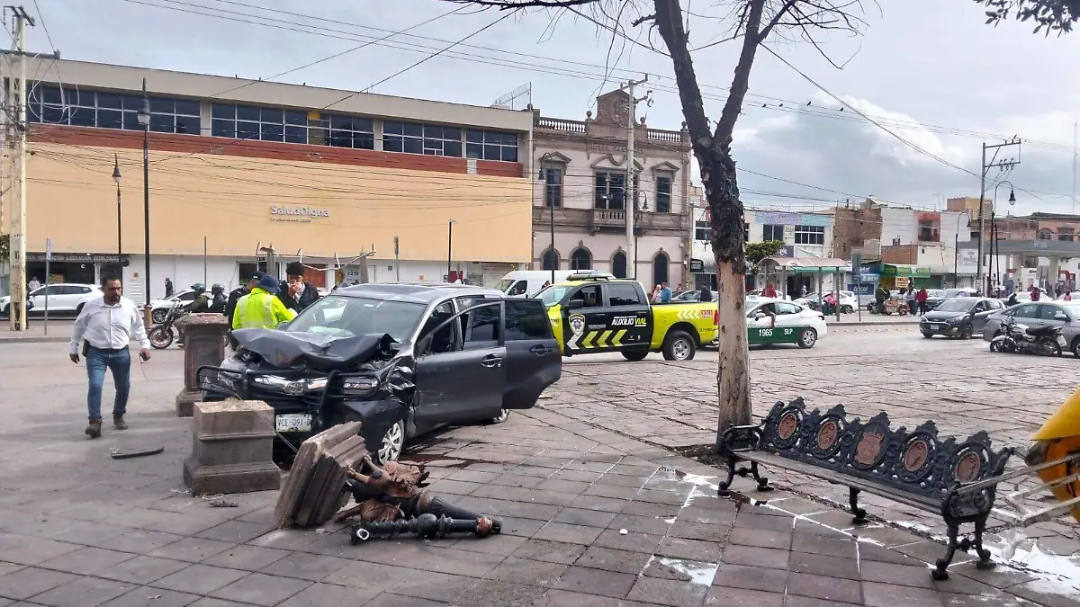 Conductor se quedó dormido y chocó en La Alameda