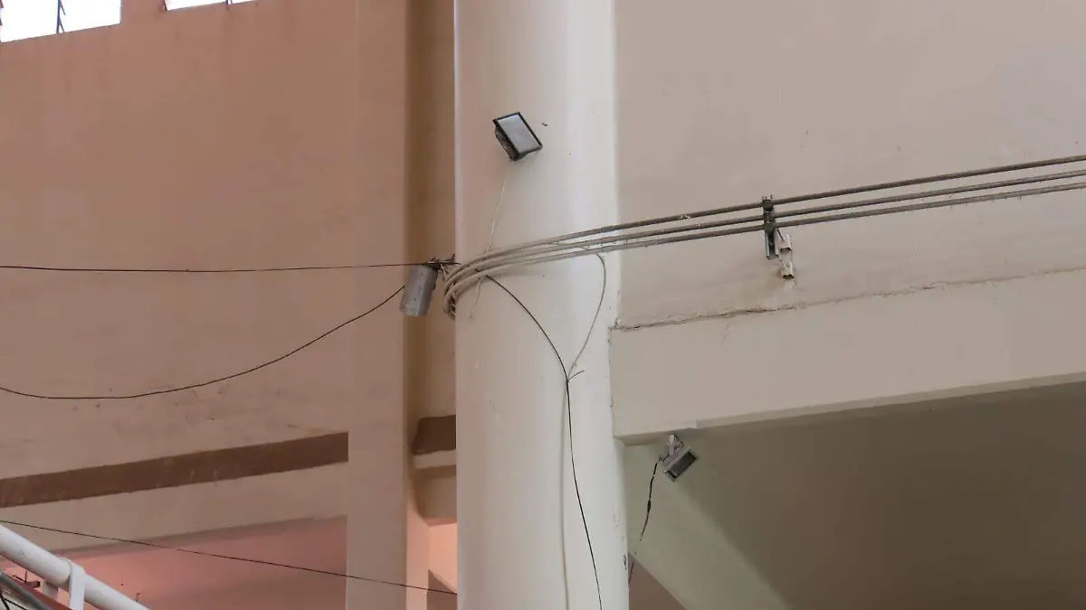 cableado y lámparas en el Mercado Hidalgo (2).jpg