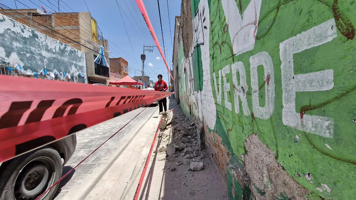 Se desploma barda en barrio de Tlaxcala