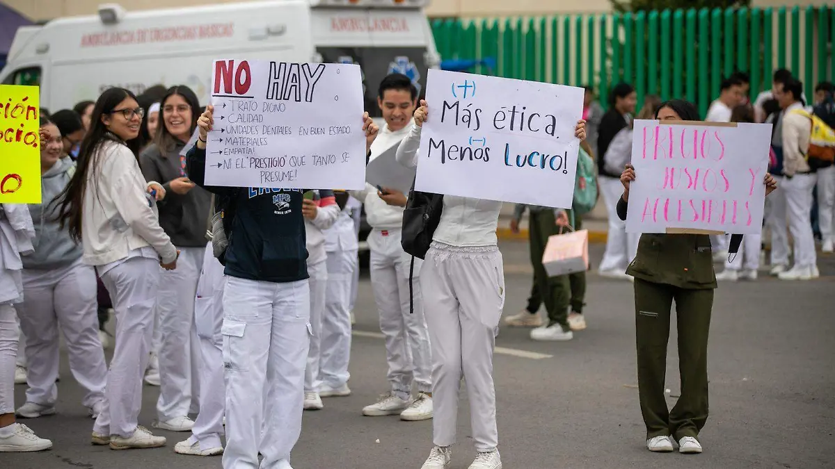 Estudiantes toman instalaciones de la Facultad de Estomatología (2)