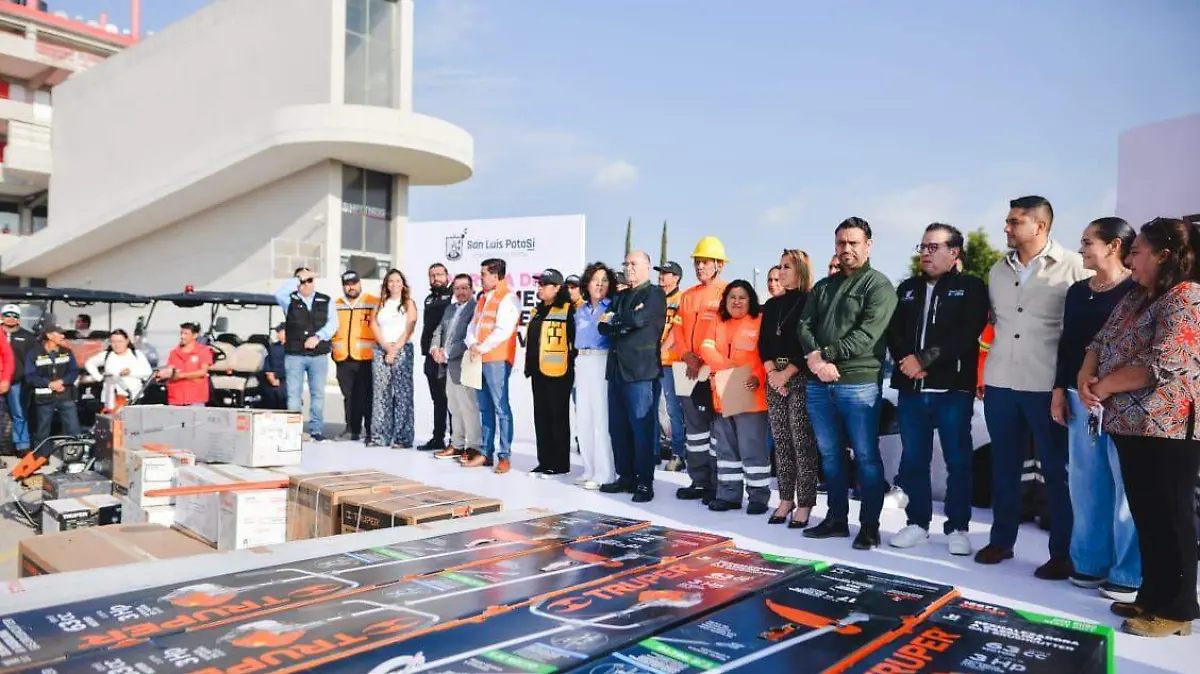 Ayuntamiento de SLP entrega uniformes y vehículos (3)