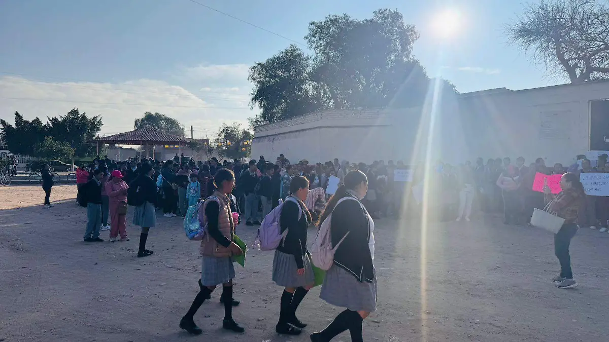 Padres de familia toman telesecundaria