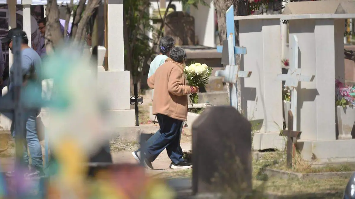 Potosinos visitan los panteones de la capital