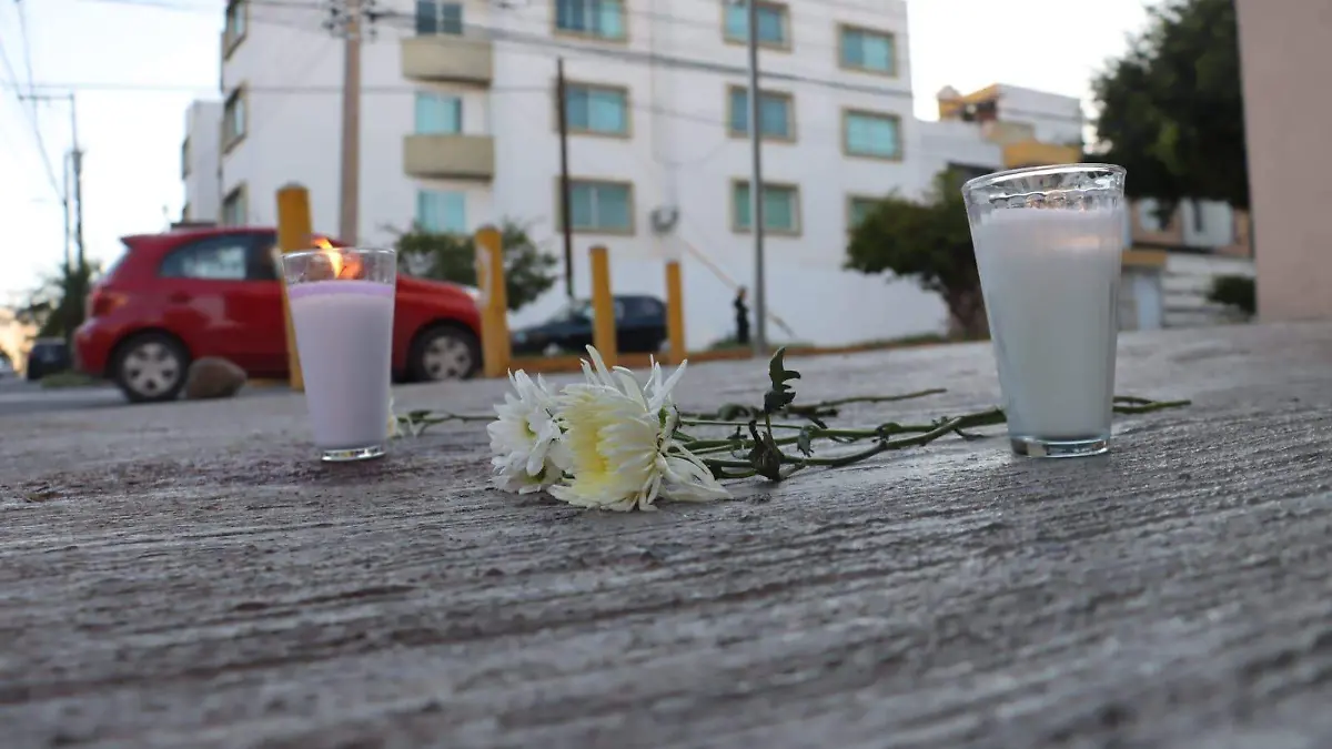 Colocan veladoras en el lugar en el que falleció joven pasante