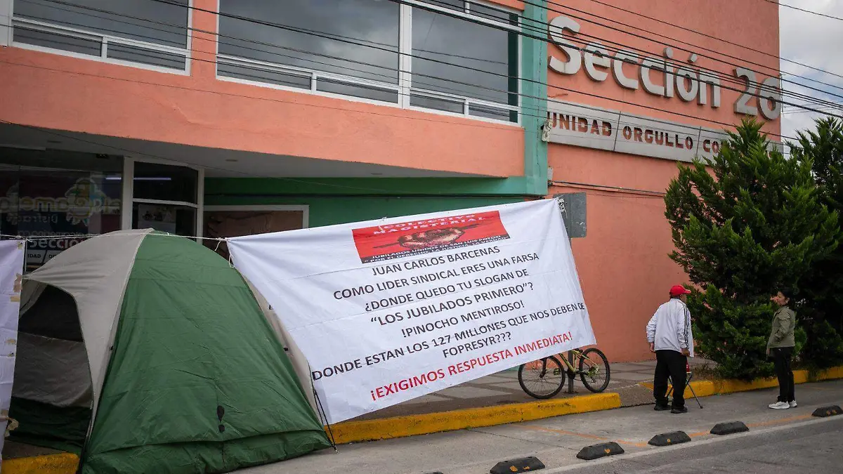 Maestros jubilados se manifiestan en el SNTE