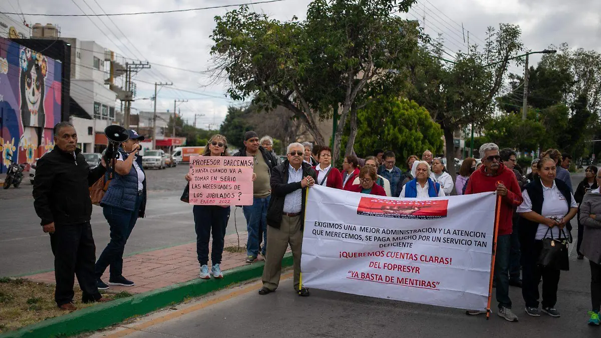 Maestros jubilados se manifiestan en el SNTE