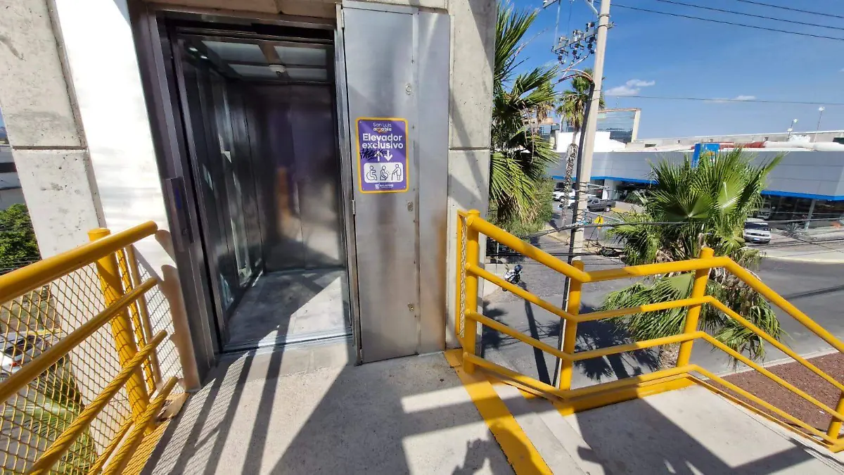 Elevador del puente peatonal en Lomas