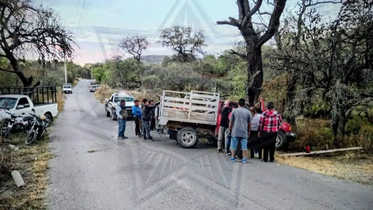 Camioneta se impacta con un árbol en Mexquitic