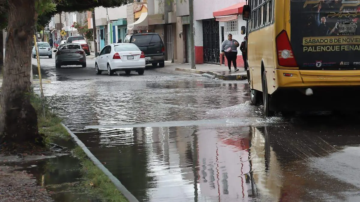 Aguas negras en la intersección de Circuito Oriente y Circuito Sur (1)