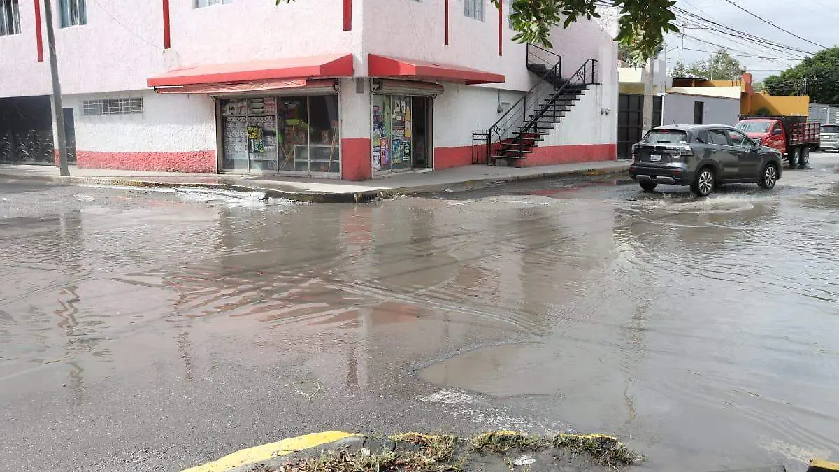 Aguas negras en la intersección de Circuito Oriente y Circuito Sur (2)